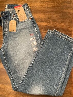 NWT-501 Levi’s curve jeans